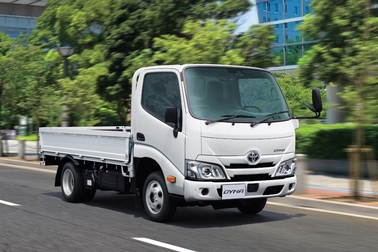 写真はシングルキャブ・2WD・フルジャストロー・木製デッキ・1.6トン積・2.8Lディーゼル車