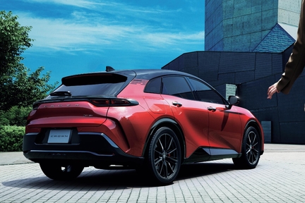 【モデル入り素材】SPORT RS（2.5Lプラグインハイブリッド車）