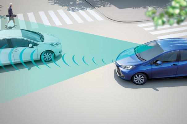 【モデル入り素材】TOYOTA SAFETY SENSE イメージ　写真（左）：Z（2WD）