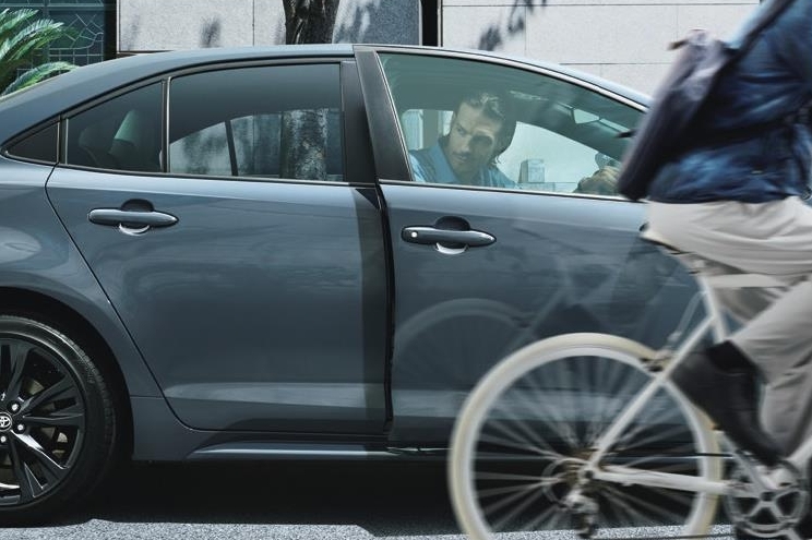 【モデル入り素材】安心降車アシスト［SEA］　［W×B、Gグレードに標準装備