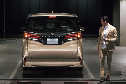 【モデル入り素材】Executive Lounge（ハイブリッド・E-Four）