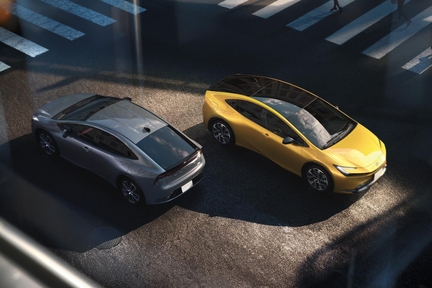 （左）：Z（ハイブリッド・2WD）