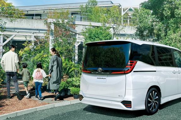 【モデル入り素材】S-Z（ハイブリッド・2WD・7人乗り）