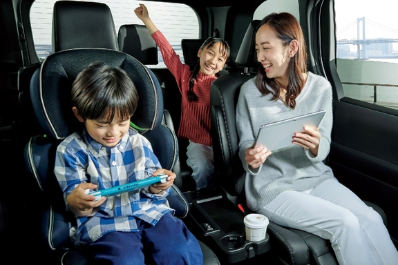 【モデル入り素材】車内Wi-Fi　イメージ