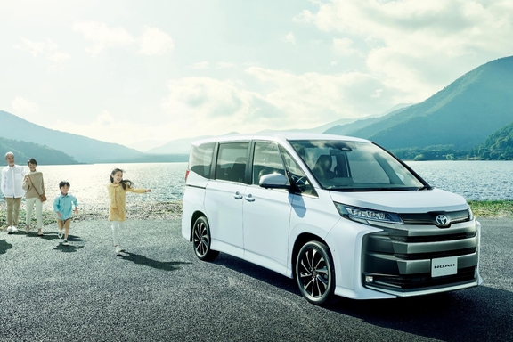 【モデル入り素材】S-Z（ハイブリッド・2WD・7人乗り）