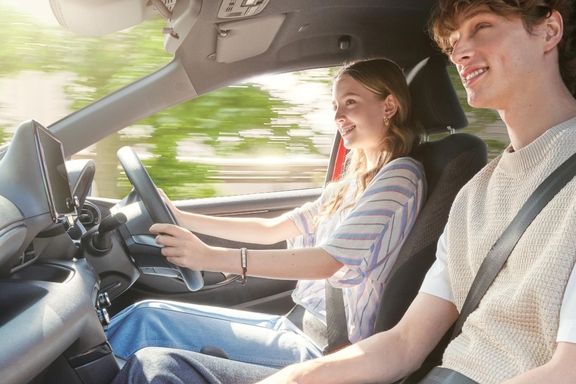 【モデル入り素材】G（ハイブリッド・2WD）